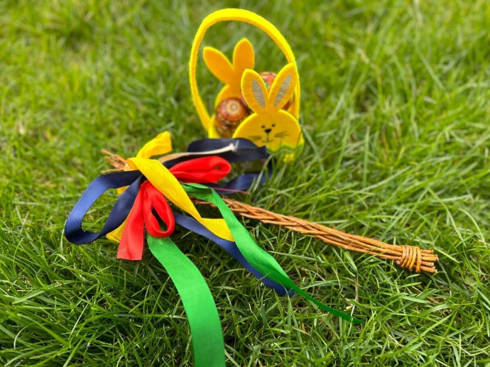 veľkonočný korbáč s farebnými stužkami a žltá dekorácia so zajačikmi
